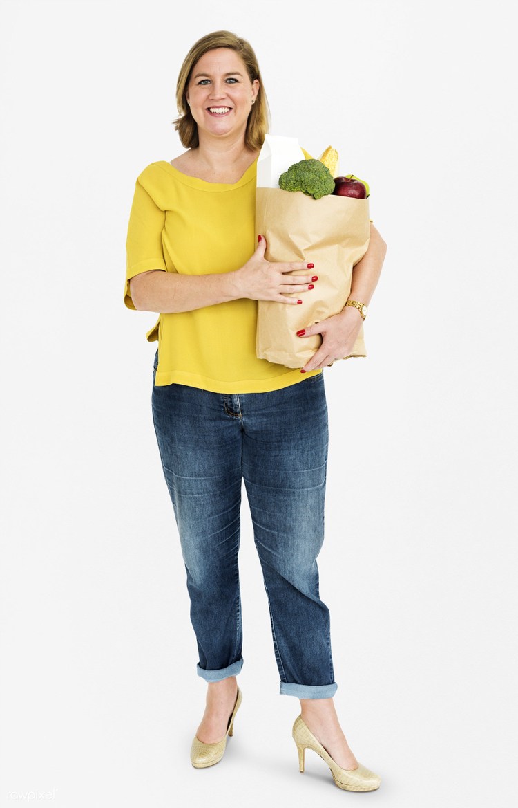 Ženské krivky džínsy vysoké podpätky horčicovo žltá blúzka