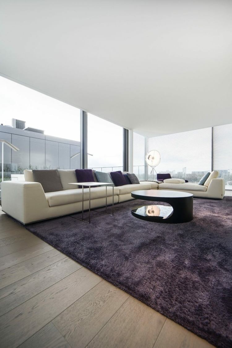 Byt je svetlý a priateľský biely nábytok-byt-purpurový-prízvuk-koberec-vankúš-gauč