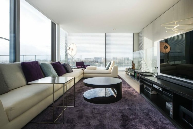 Moderný nábytok v televíznej oblasti konferenčný stolík biely nábytok-byt-salónik-televízia-vysoký lesk-čierny