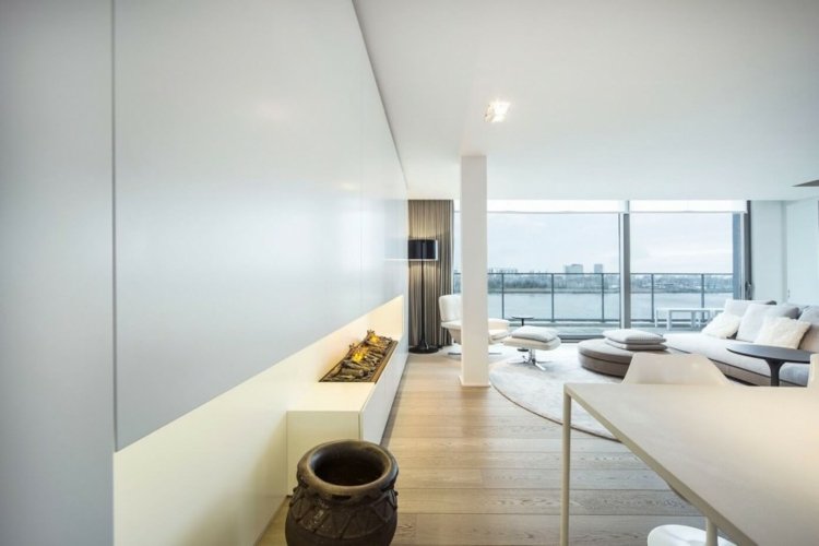 V bielej stene bytu je integrovaný krb biely-nábytok-byt-obývacia stena-krb-nápad-dekorácie-obývačka