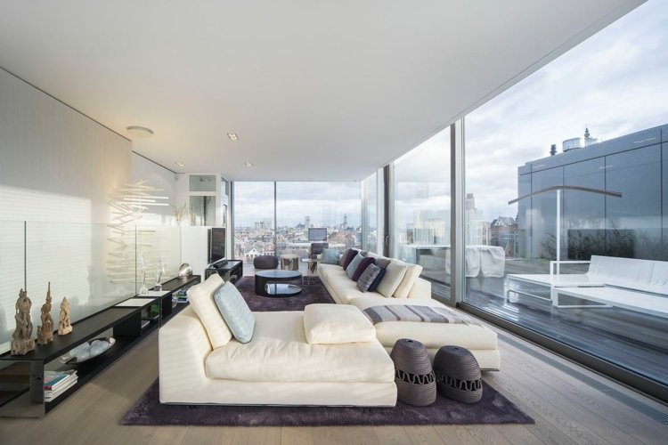 Biely bytový nábytok - minimalistický interiér v Belgicku biely-nabytok-byt-nizka-stena-jednotka-tmava-gauč-svetlá