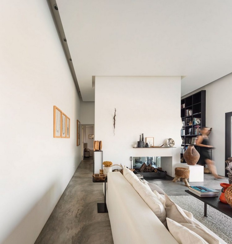 biely dom-fasáda-steny-obývačka-priečka-krb