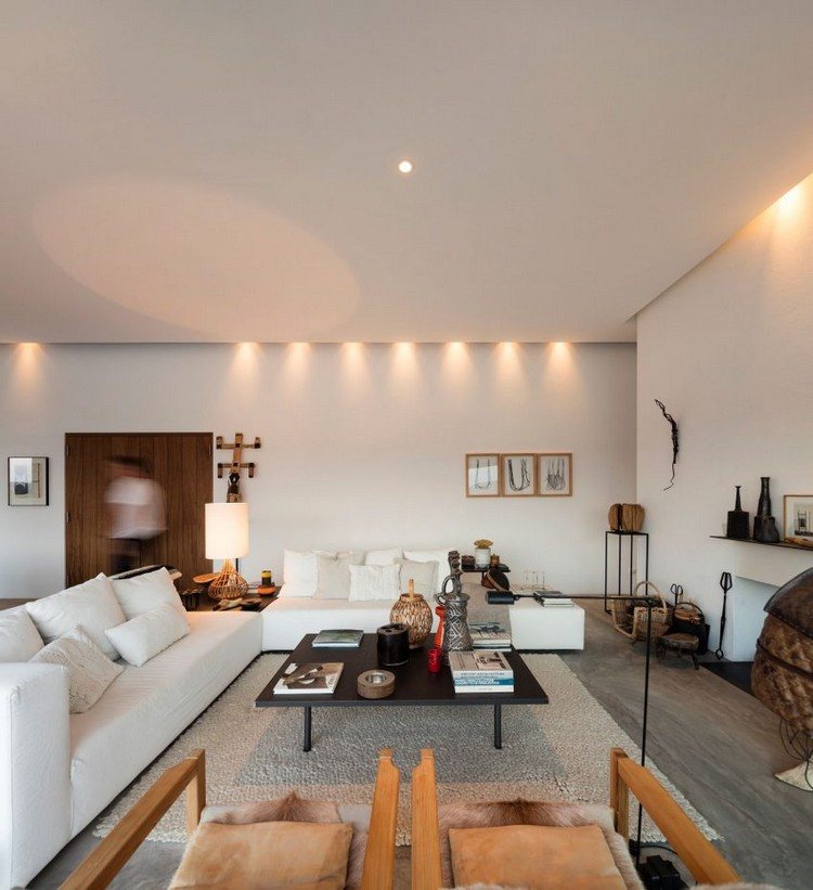 biely dom-fasáda-interiér-dekorácia-biela-sedačka