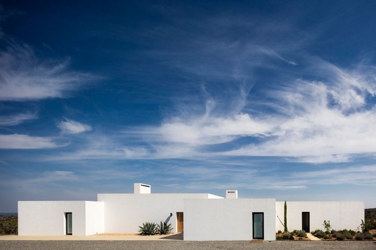 biely dom-fasáda-dom-geometrický tvar-príjazdová cesta