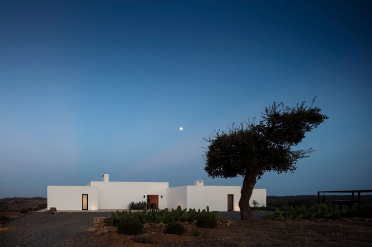 biely dom-fasáda-rovinatý-pozemok-dom-portugalsko-príroda