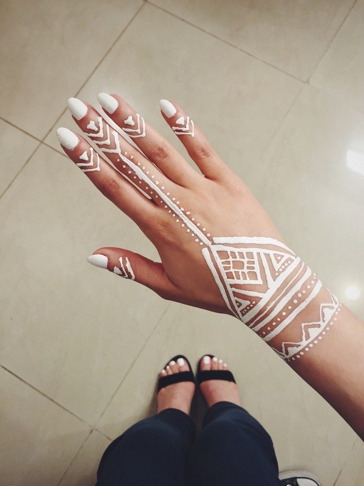 biele henna tetovanie na rameno malé tetovanie pre ženy