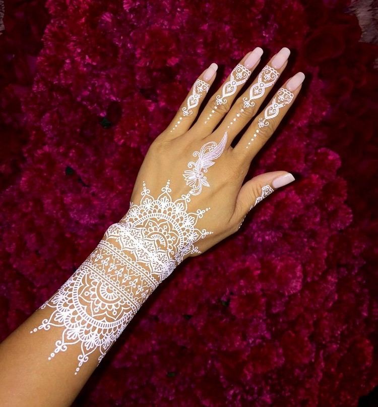 biele henna tetovanie samy o sebe znamenajú návrh tetovania mandaly