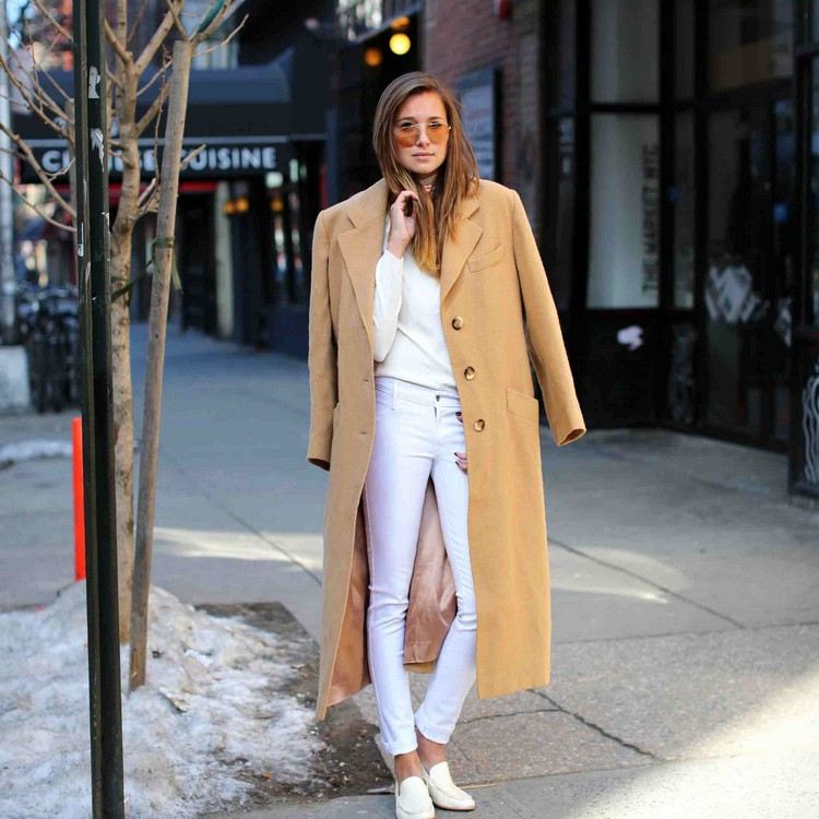Trenčkot kombinuje jesenný outfit s bielymi nohavicami