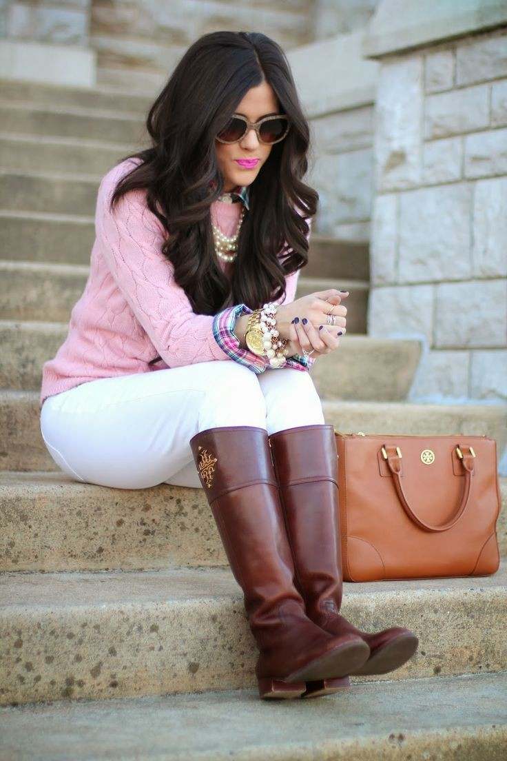 Trendy v topánkach na jeseň zima 2020 kombinujú biele rifle so svetrom