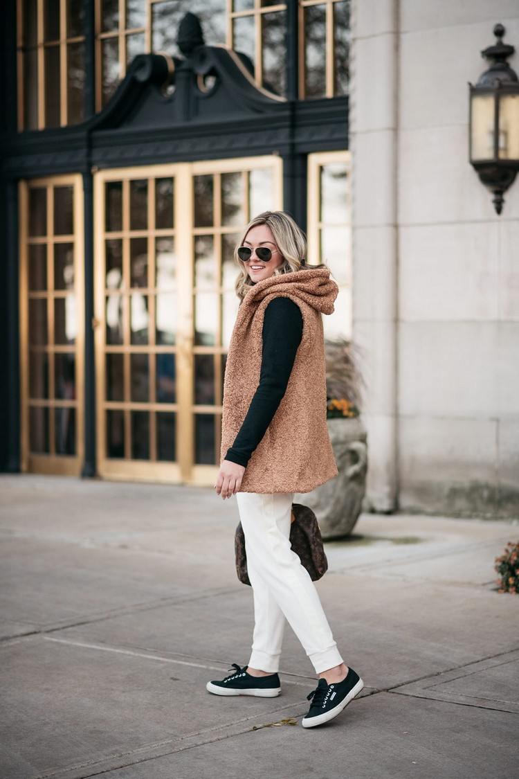 Teddy vesta kombinuje čierne tenisky k jesenným módnym trendom 2020