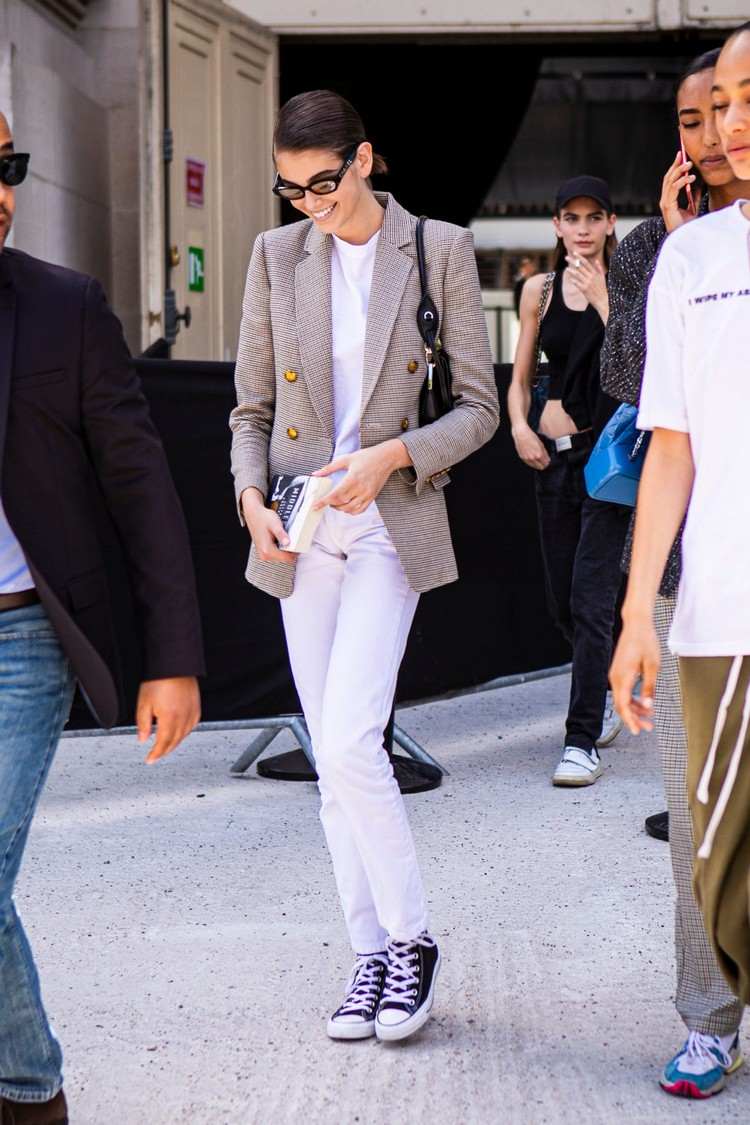 biele rifle kombinujú jesenné outfity do kancelárie