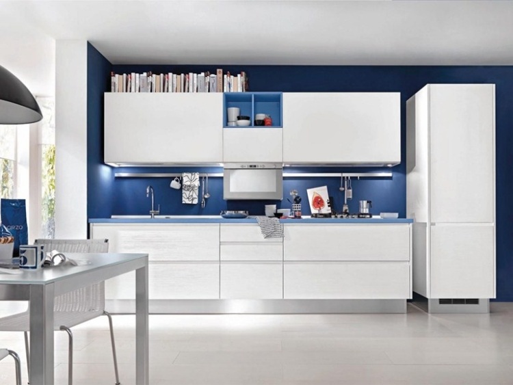 Taliansky dizajn-biela-kuchyňa-vo vysokom lesku drevené skrinky-bezúchytkové-LINDA