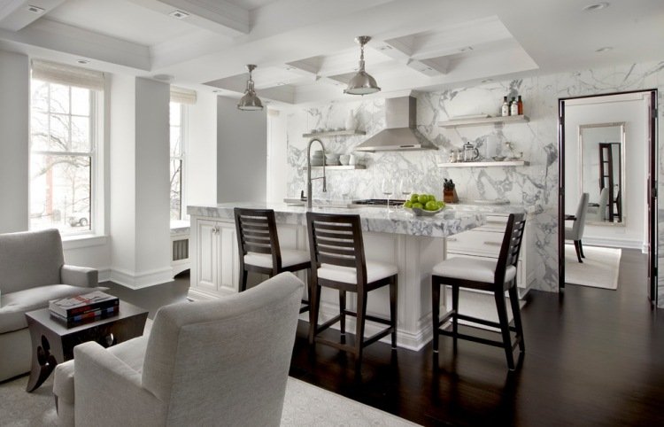barová stolička s mramorovou stenou, kuchyňou, ostrovom a doskou