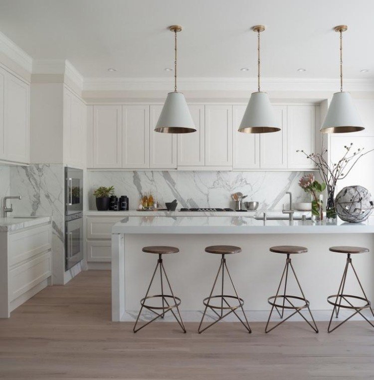 mramorovo-kuchynská-biela-skriňová-čela-kovová-barová stolička-závesné svetlá