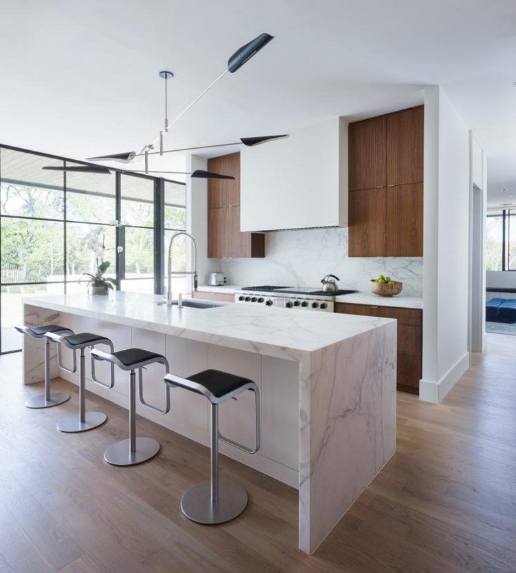 mramor-kuchyňa-biela-tmavé-drevo-kombinácia-kuchynský ostrovček-jedálenský kút