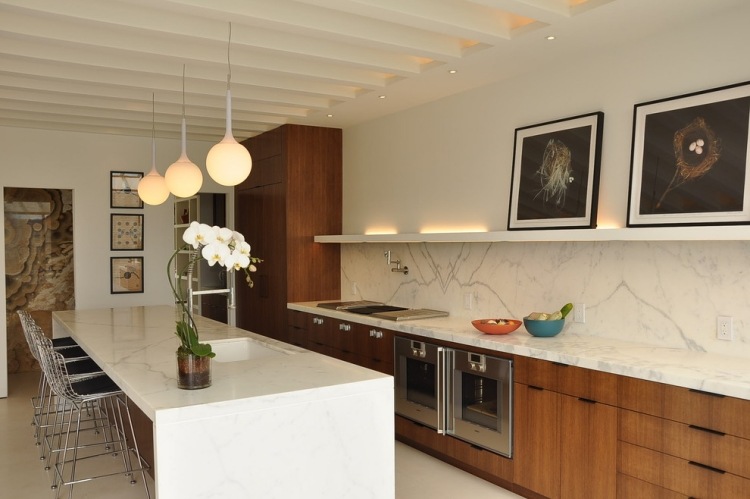 mramor-kuchyňa-ostrov-drevo-skriňa-čelá-guľa-závesné svetlá-nepriame osvetlenie