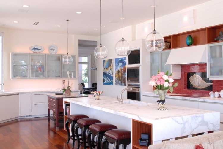 mramor-kuchynská pracovná doska-kuchyňa-ostrov-červené-akcenty-sklenené-závesné svetlá