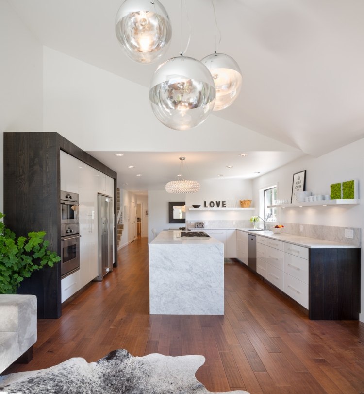 mramor-pracovná doska-kuchyňa-biela-predná časť-skrinky-drevená podlaha-konzola