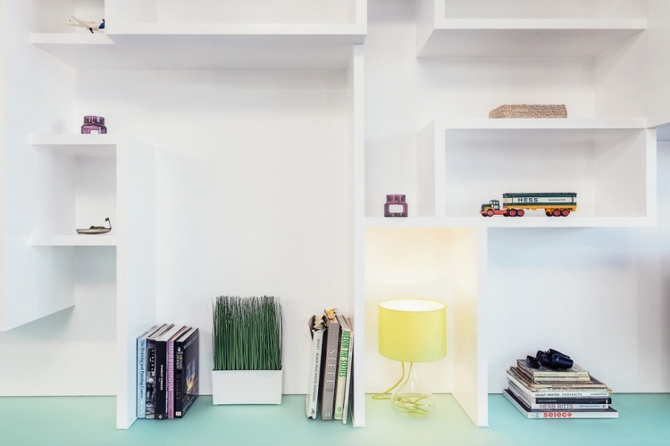 biely nástenný policový systém nábytku