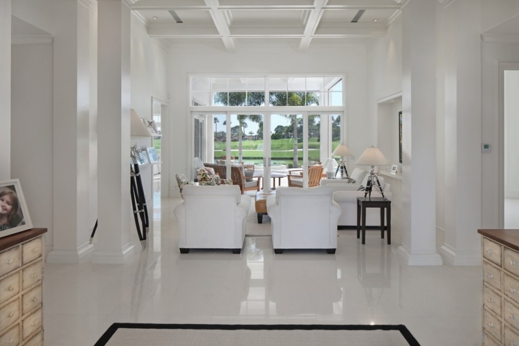 Zostava obývačky zariadená v štýle bieleho nábytku