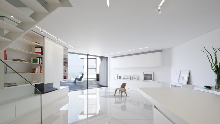 Biely nábytok-na mieru-stena-polica-pod-schody