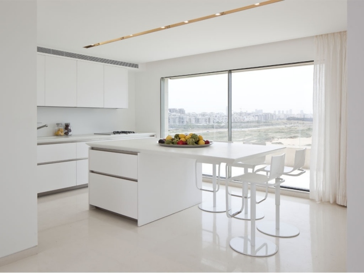 biely nábytok-kuchyňa-ostrov-jedálenský kút