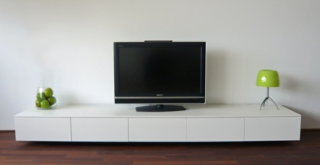 Biely nábytok v dizajne skrinky na TV Minimalistický tvar komody na TV skrinky