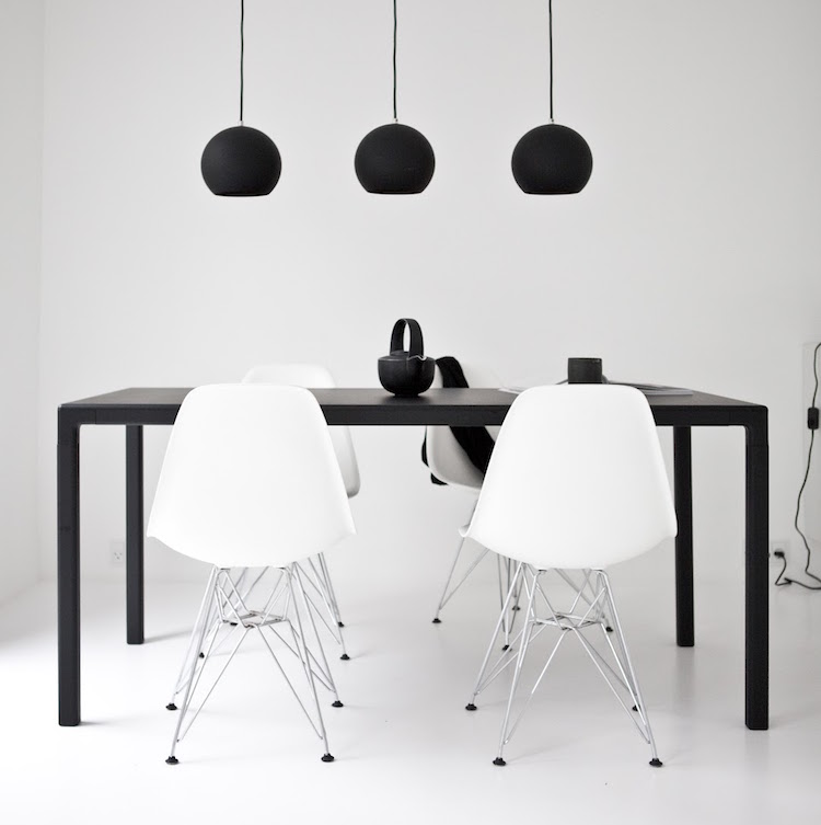 Biely nábytok v minimalistickom štýle vhodný do každej miestnosti biely nábytok -čierny-minimalistický-jedáleň-stoličky-jedálenský stôl