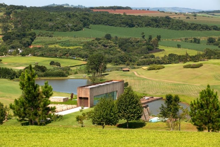 Biely nábytok a teak - vchod do domu má hrdzavý vzhľad biely nábytok teak panorama sao paolo brazília krajinný dom dizajn