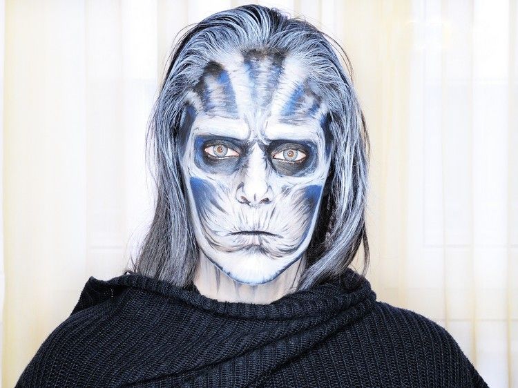 Bieli turisti make-up-halloween-kontaktné šošovky-modré