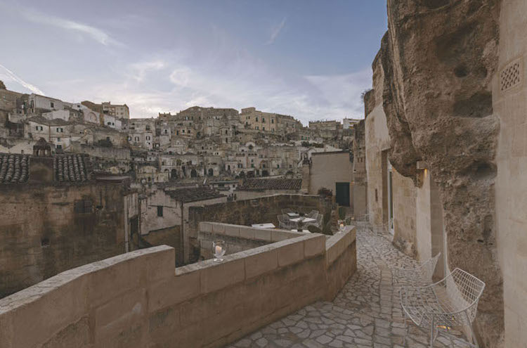 krásny výhľad na autentické staré mesto Matera hotel-taliansko-jaskyňa-autentická-historická budova% cc% 88ude-view