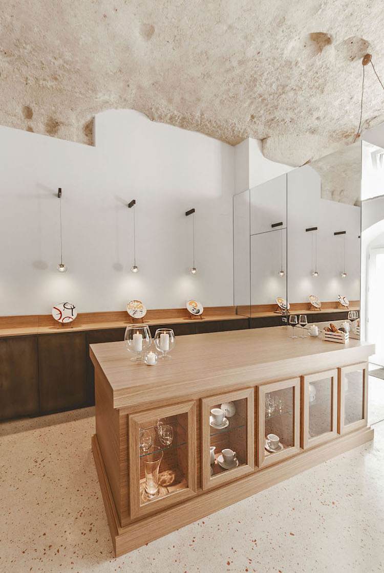 Biela farba na stenách, drevený nábytok a porézny strop vo vnútri Biela farba na stenu-prírodný drevený nábytok-vápenec-strop-moderný dizajn