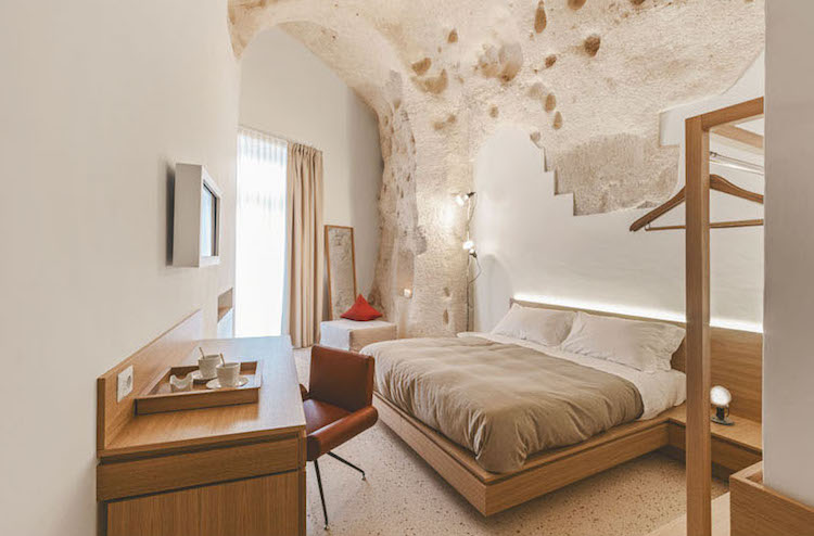 Biela farba na stenu a moderný drevený nábytok v hotelovej izbe Biela farba na stenu-prírodný drevený nábytok-jaskyňa-strop-vápenec