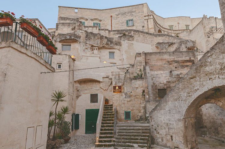 historická budova prerobená na hotel jaskyňa-vápenec-hotel-moderný-dizajn-tvorba-autentická