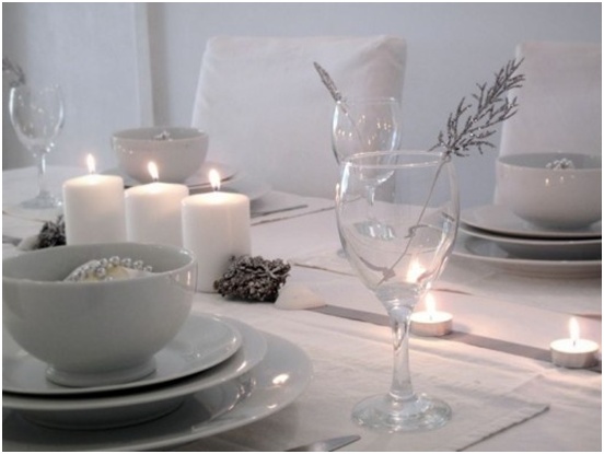 biele nápady na vianočné dekorácie sviečky konáre striebornej jedle biele-vianočné-dekoračné-nápady-strieborné-jedľové-konáre-sviečky