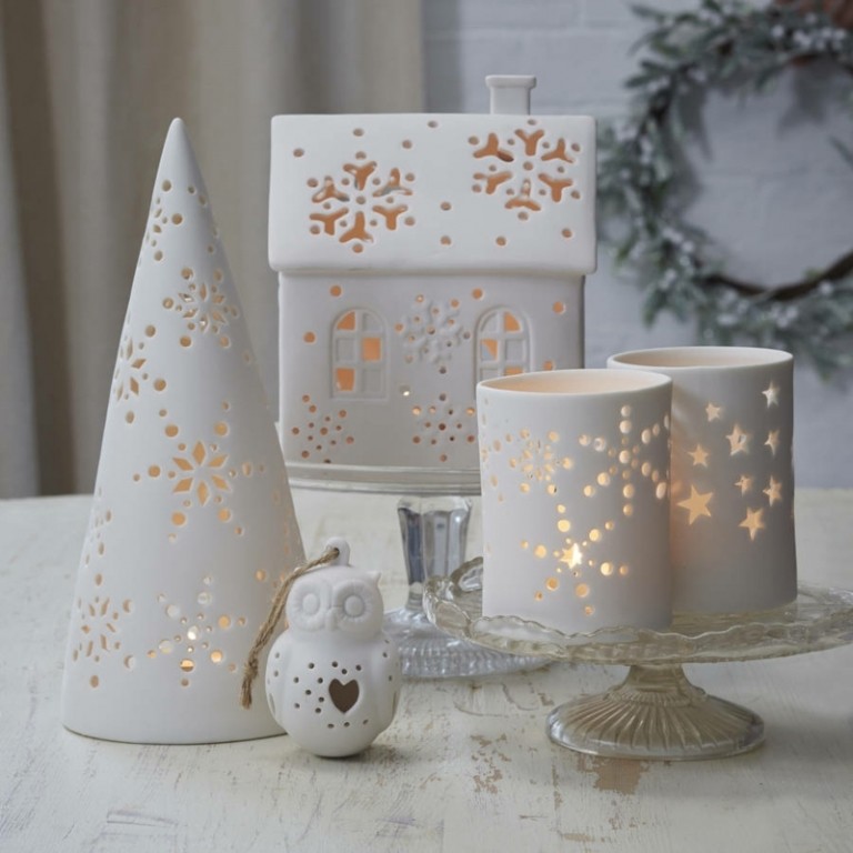 Biele vianočné ozdoby - romantické lampióny so svetelnými efektmi biele vianočné dekorácie lampióny nápad jedľa sova snehové vločky perforované