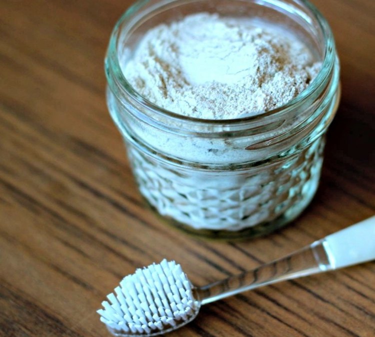 Zuby brúsi sóda bikarbóna Biele zuby-získajte-zubnú pastu-zubná kefka-škodlivá aplikácia