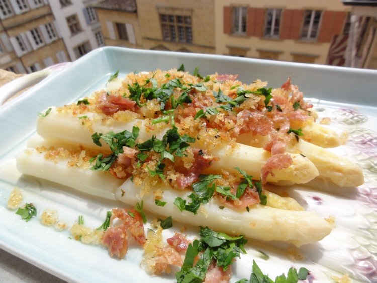 Špargľa so slaninkou a opraženou cibuľkou Pestovanie špargle-biela-varná-misa-slanina-typická-nemecká