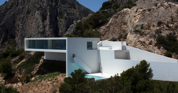 biela fasáda kontrastuje s útesmi dom na útesoch biela fasáda kontrast fran silvestre arquitectos