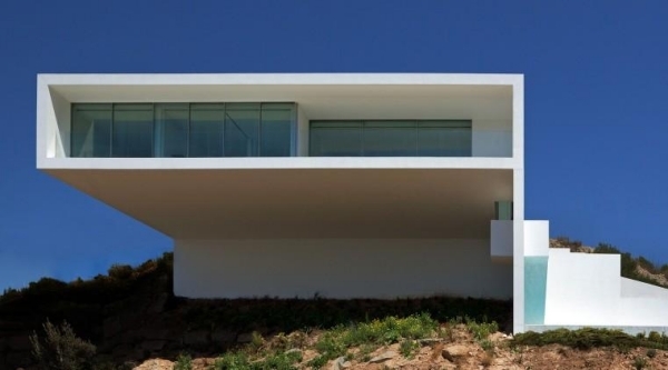 biela fasádna plávajúca konštrukcia Exkluzívna architektúra plávajúcej bielej fasády