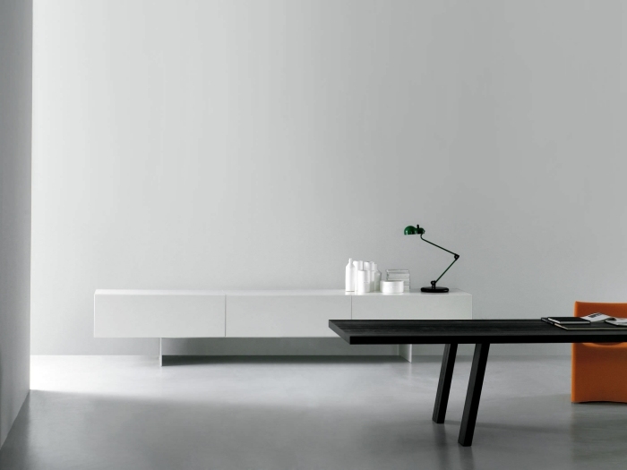 Biely príborník vo vysoko lesklom puristickom dizajne od Piero Lissoni, Porro Biela príborník-vo vysokom lesku-puristická-Piero-Lissoni-Design-Porro
