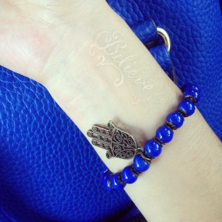 tetovanie-biele-akékoľvek-slovo-tetovanie-zápästia-paže-reťaze-perly