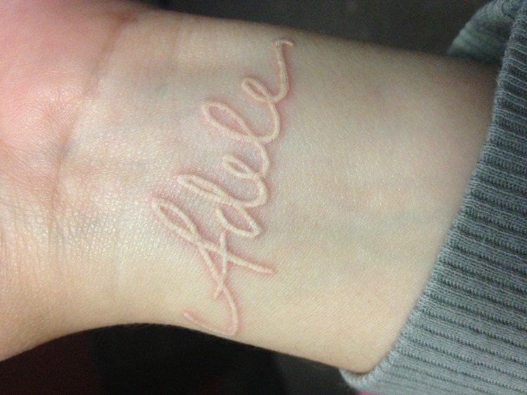 tetovanie-biele písmo-zápästie-rameno-adele-fanúšik-hudobná téma