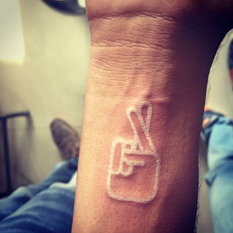 tetovanie-biela-motív ruky-prsty-kríž-cez-zápästie