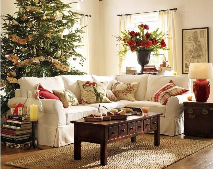 V malom byte môžete uložiť vianočný stromček za pohovku vianočná dekorácia do malého bytu obývačka strom zlatý strauss