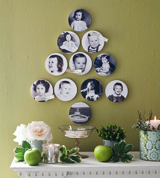 vianočná výzdoba byt rodinné fotografie stena tvar vianočného stromčeka vianočná výzdoba malý byt rodinné fotografie stena tvar vianočného stromčeka