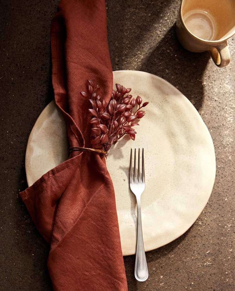 Obrúsky v hnedej a zimnej lesnej výzdobe na vianočný stôl