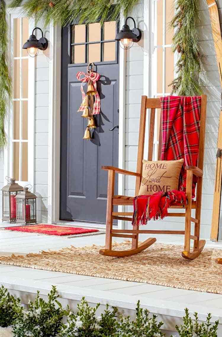 Hojdacie kreslo so stropom so vzorom a zvonmi namiesto venca pri vchode