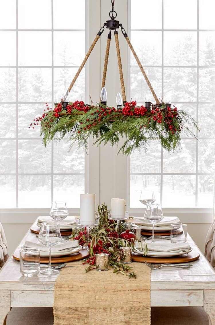 Vianočný ozdobný luster vo vetvách bobúľ vo vidieckom štýle