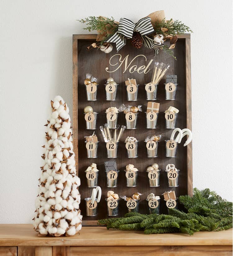 Rustikálny adventný kalendár ako vianočná ozdoba v štýle vidieckeho domu